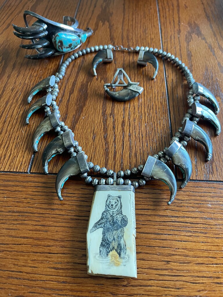 【b-16】 one‐hand bear claw / Turquoise Native American Bear Claw with Turquoise Vintage Pendant