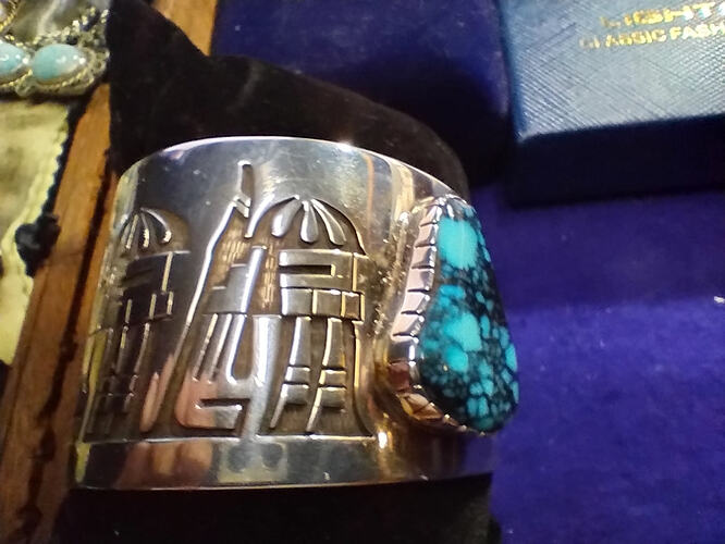 CLOUD MOUNTAIN T CUFF 02