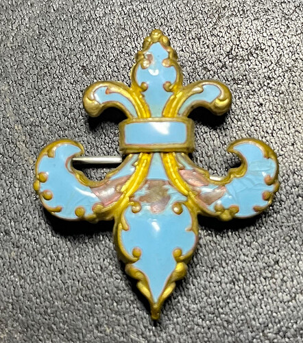 22 Fleur de lis pin 1