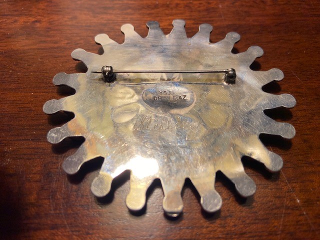 brooch back