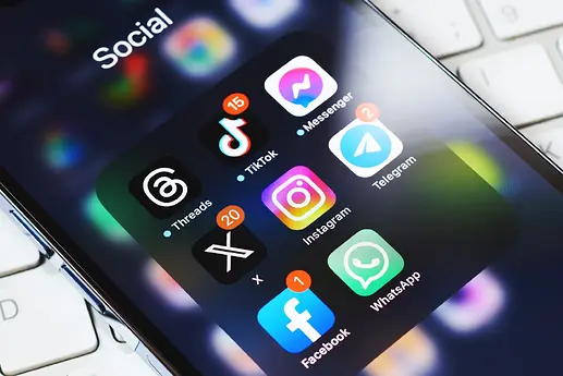 Threads-X-Instagram-Facebook-WhatsApp-apps-on-smartphone-screen